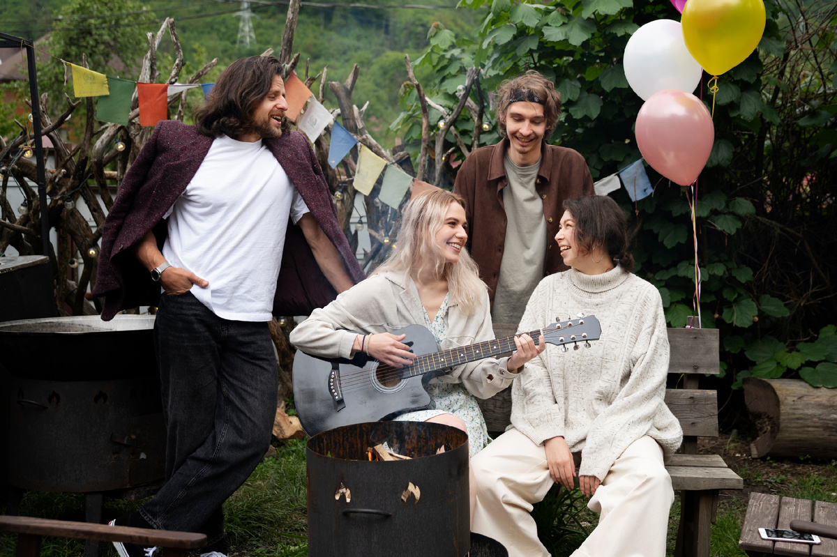 Источник: https://ru.freepik.com/free-photo/front-view-smiley-woman-playing-guitar_28412883.htm