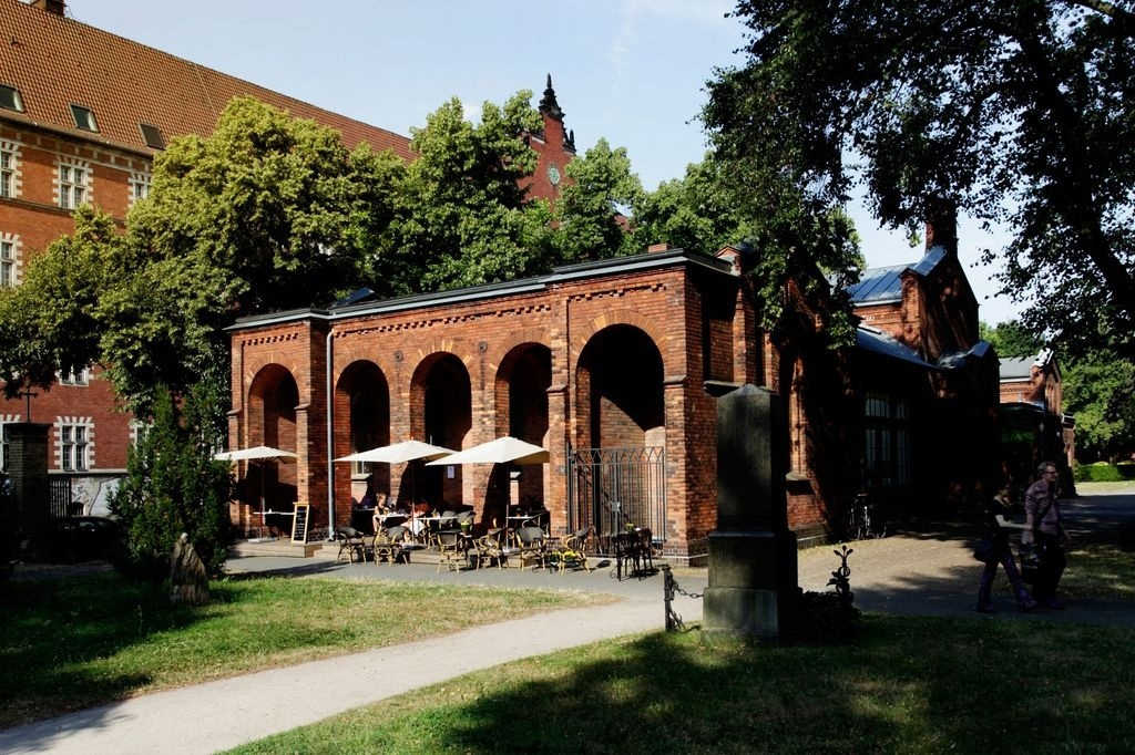 Сегодня «Штраус» стал настолько популярным, что берлинцы теперь специально выбирают места для захоронений с видом на это кафе.