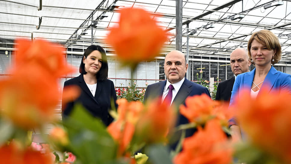 Михаил Мишустин (в центре), министр сельского хозяйства России Оксана Лут (справа) и учредитель ООО «Тепличный комплекс "Подосинки"» Юлия Чарышкина.📷Фото: Александр Миридонов / Коммерсантъ