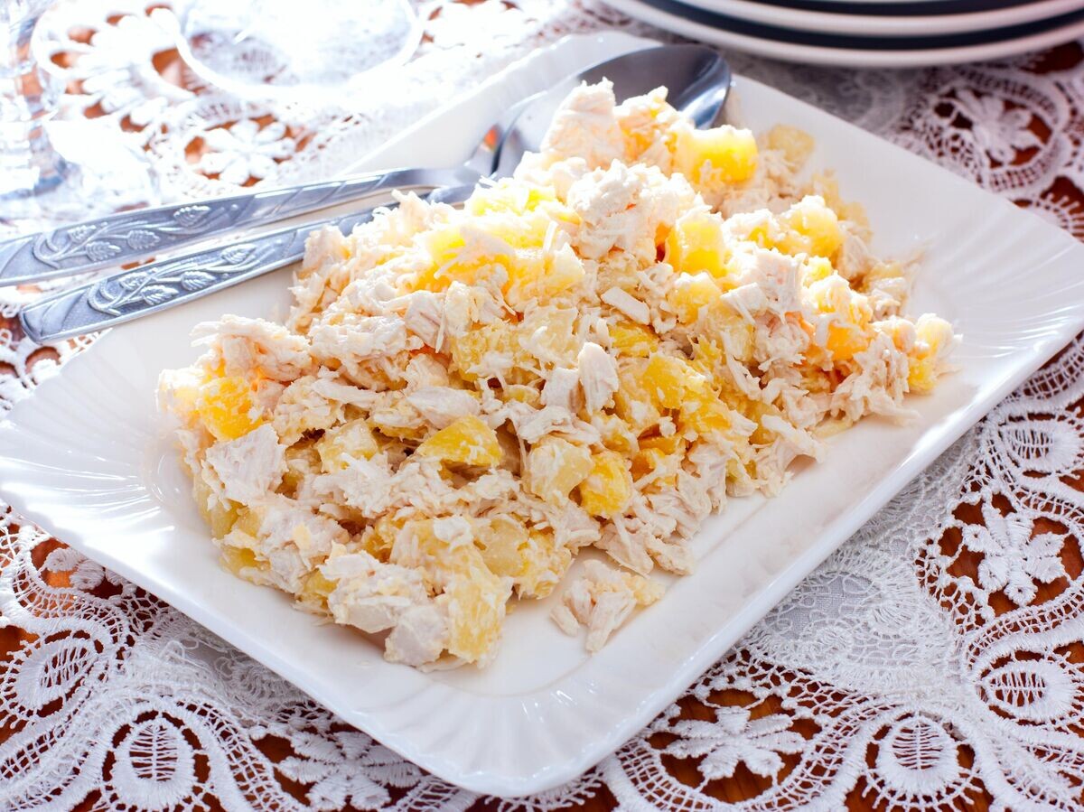    Салат из филе куриной грудки с ананасами© Getty Images / Ann_Zhuravleva