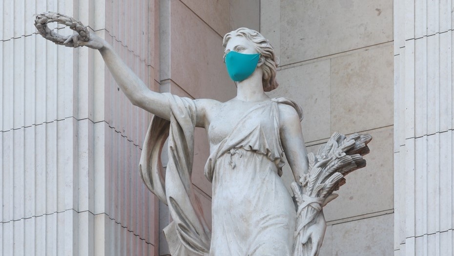    Скульптура в защитной маске на петербургском ТЦ "Галерея" во время пандемии коронавируса. Автор фото: Сергей Коньков / "Деловой Петербург"