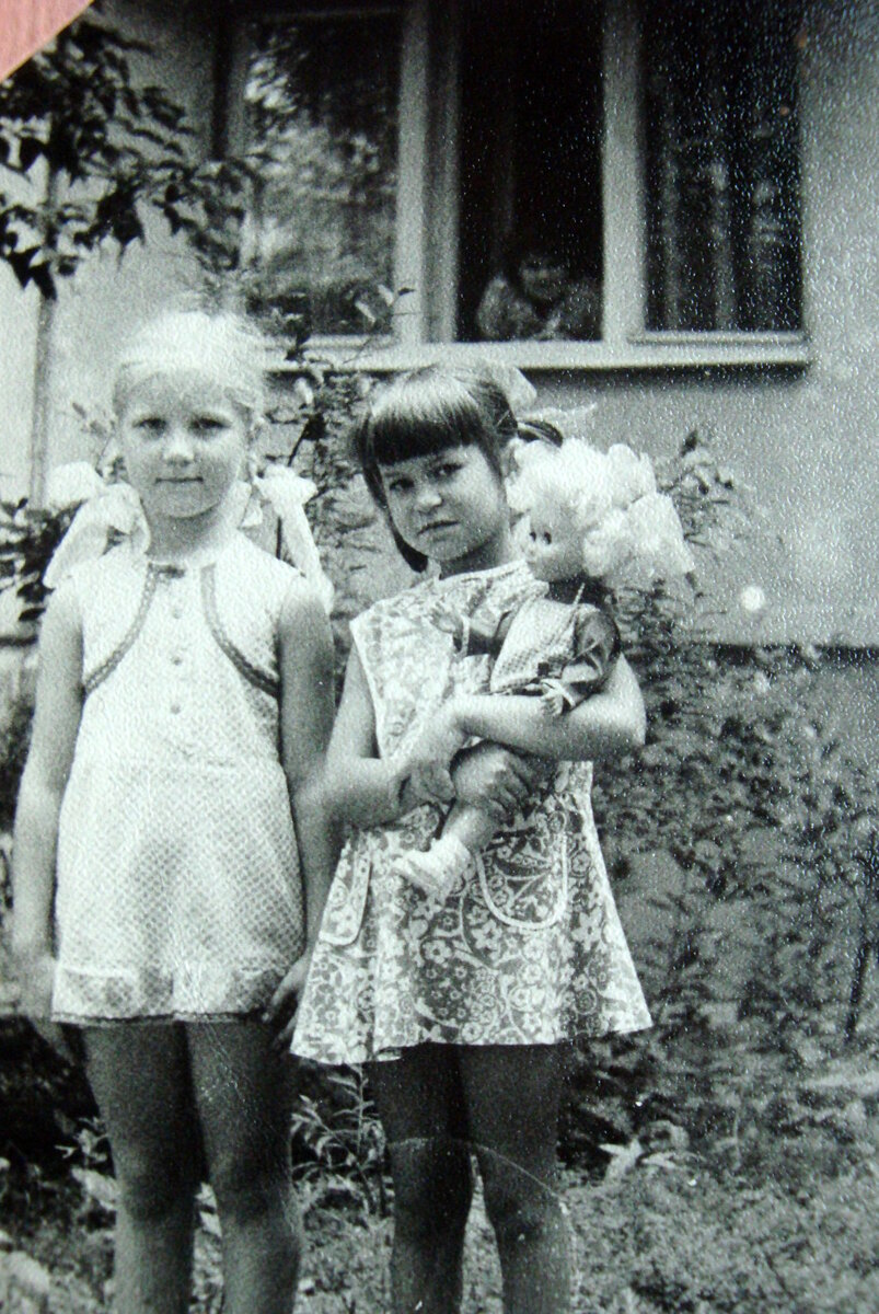 В том самом дворе. Оксану тоже привозили в выходные. Её бабушка в окно смотрит, а моя на пятом этаже наверняка что-нибудь готовит! 😊