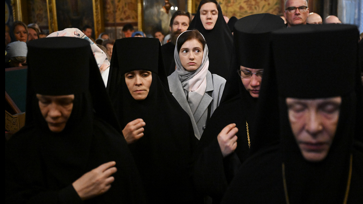 Монахини и верующие на Божественной литургии в Успенском соборе Свято-Троицкой Сергиевой Лавры по случаю дня памяти преподобного Сергия Радонежского.Григорий Сысоев / Sputnik