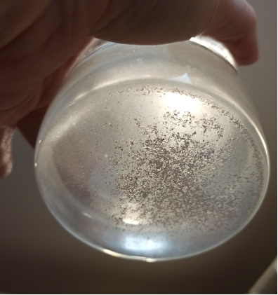 Осадок в растворе соли. Так себе добавка в косметический продукт :)