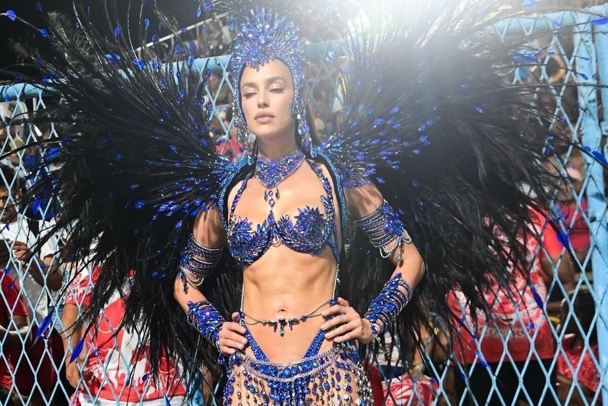    Ирина Шейк покрасовалась на карнавале LEGION-MEDIA