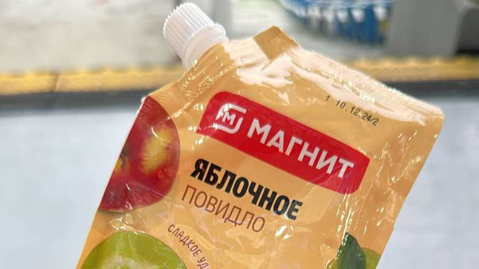 Изъятый у болельщика пакет с водкой.📷Фото: Telegram-канал Давида Мелик-Гусейнова