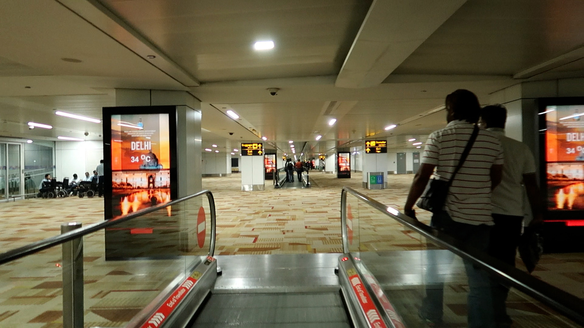 Во всей транзитной зоне был расстелен вот такой ковралинчик. Мне по прилету он особо понравился, но после того, как я насмотрелась на него 14 часов, думаю, его стоит поменять. 