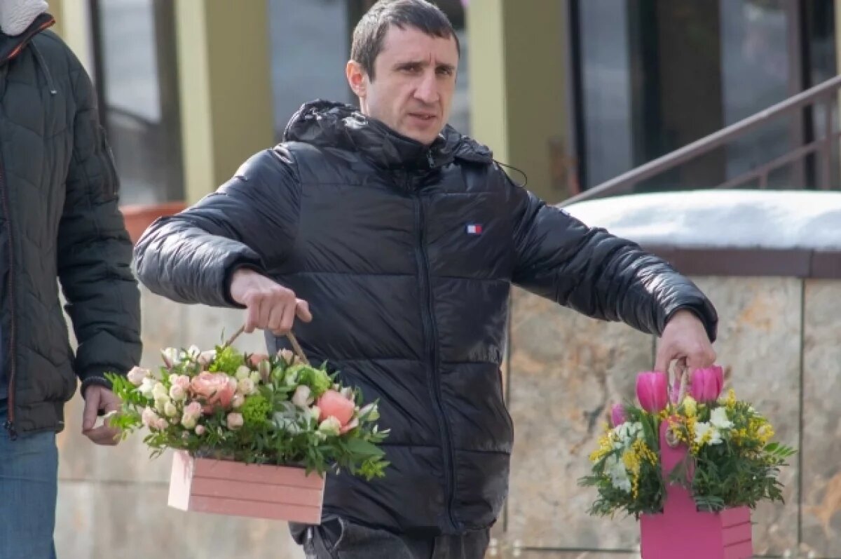    10 миллионов роз. И мимозы.