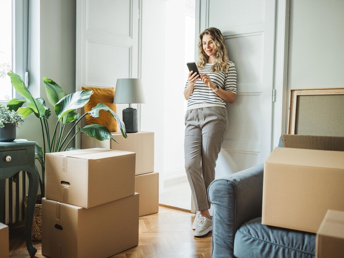    Девушка переезжает в новую квартиру© iStock.com / svetikd
