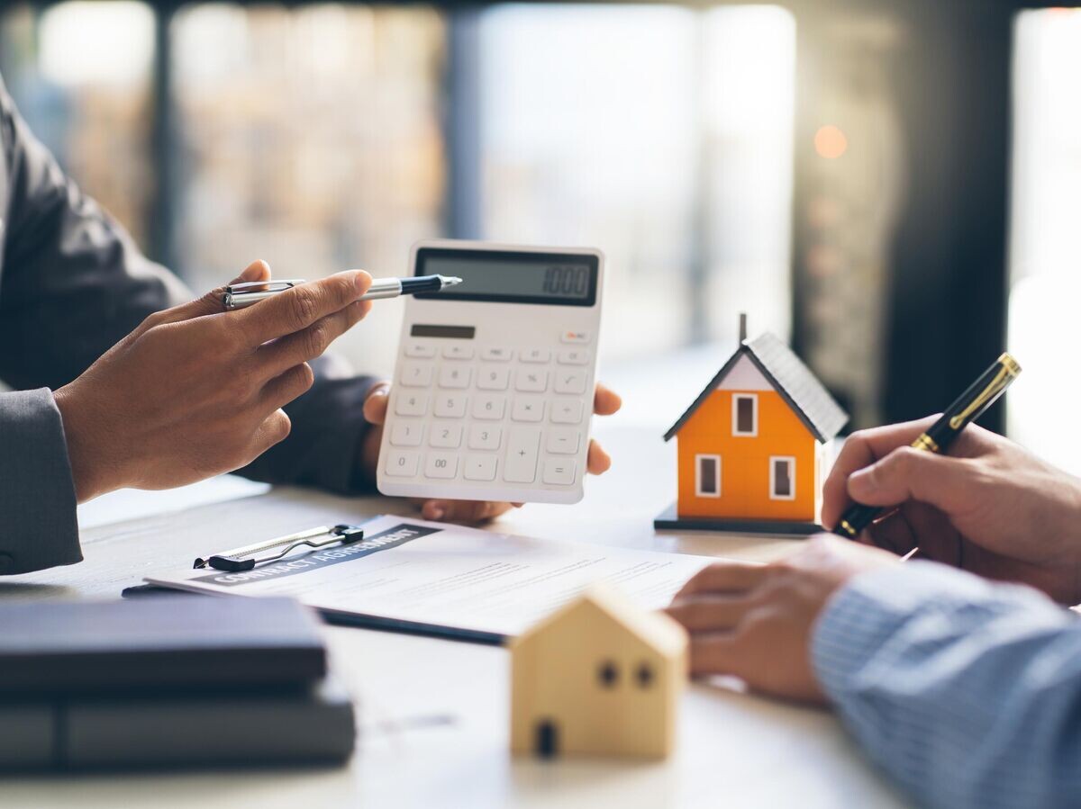    Юрист считает сумму на калькуляторе© iStock.com / Perawit Boonchu