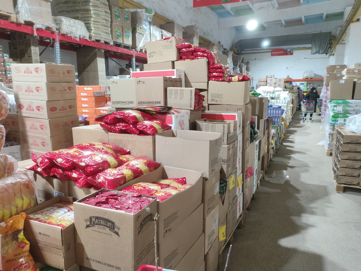 Большой выбор дешевых макаронных изделий, чуть дальше крупы, тоже много и дешево