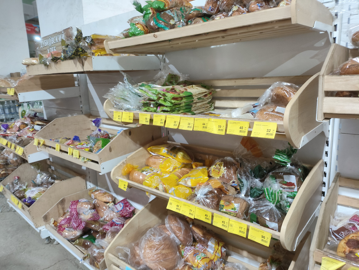 Хлеба тоже очень большой выбор. Хороший у нас магазин