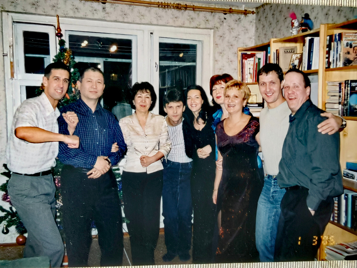 Это просто фото из личного архива (не в этой компании). Я в бордовом платье. Новый год у друзей. 
