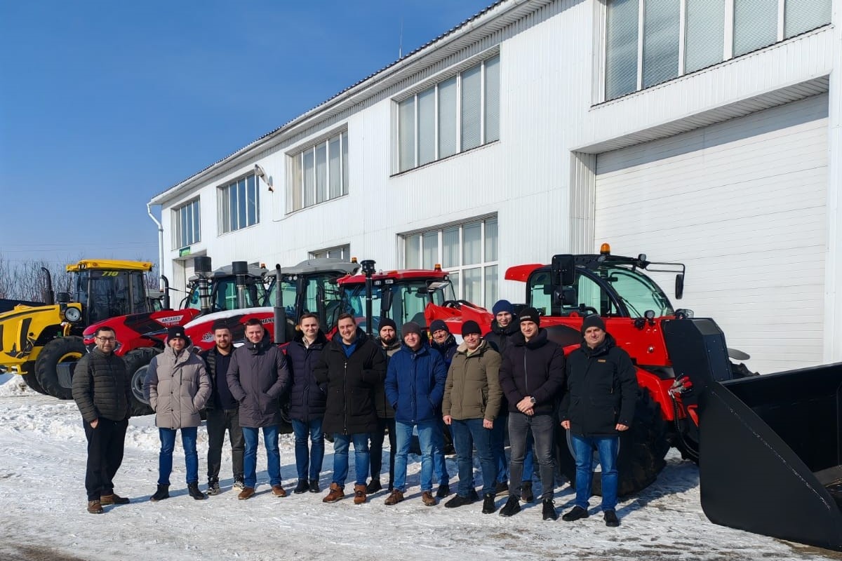 Друзья! В конце прошлой недели на базе сервисного центра компании «Технодом» в Липецкой области успешно завершился очередной выездной обучающий семинар ОПТИТЭК. За три дня более десятка сотрудников нашего дилера из Липецкой, Тамбовской, Пензенской и ряда других областей прошли интенсивный курс обучения по всей линейке техники ОПТИТЭК, начиная от тракторов и телескопических погрузчиков до сеялок и плугов.

Команда ОПТИТЭК уверена, что обучение является ключевым элементом для обеспечения грамотного сервиса и поддержки наших клиентов. Только высококвалифицированные специалисты способны эффективно представлять нашу технику и предоставлять лучший сервис. Инвестируя в знания и навыки наших партнеров, мы стремимся укрепить позиции ОПТИТЭК на рынке и создать надежную основу для долгосрочного сотрудничества.