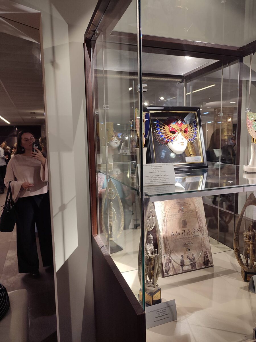 Я в холле театра "Ведогонь" рассматриваю награды.