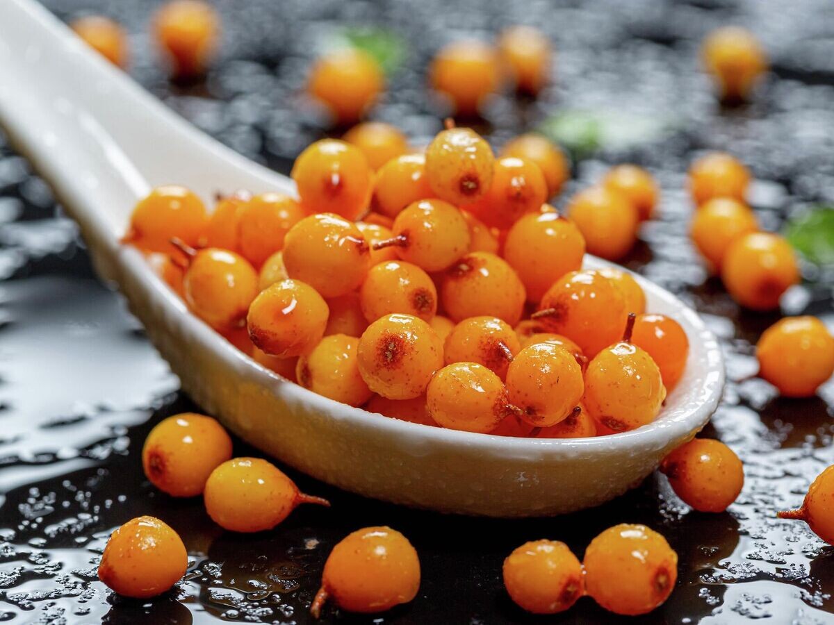    ОблепихаCC BY 2.0 / Marco Verch Professional Photographer / Sea buckthorn berries with water drops in white ceramic spoon on black background