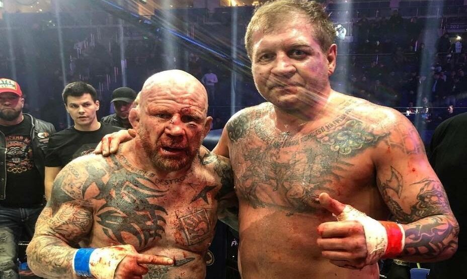    В битве на кулаках Александр Емельяненко победил Джеффа Монсона, который теперь выйдет на замену в бое против Тарасова. Фото: Соцсети Александра Емельяненко