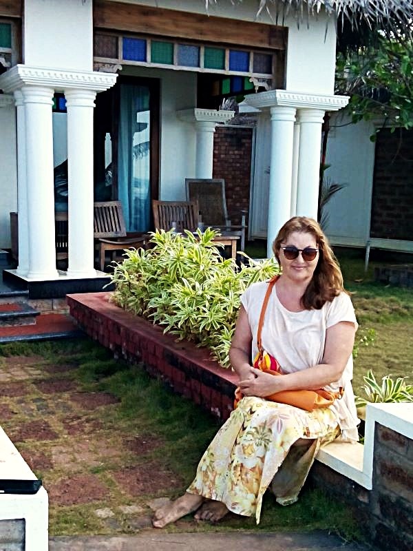 Туристка из Москвы у входа в Центр аюрведы и йоги. Фото: Женщина после 50