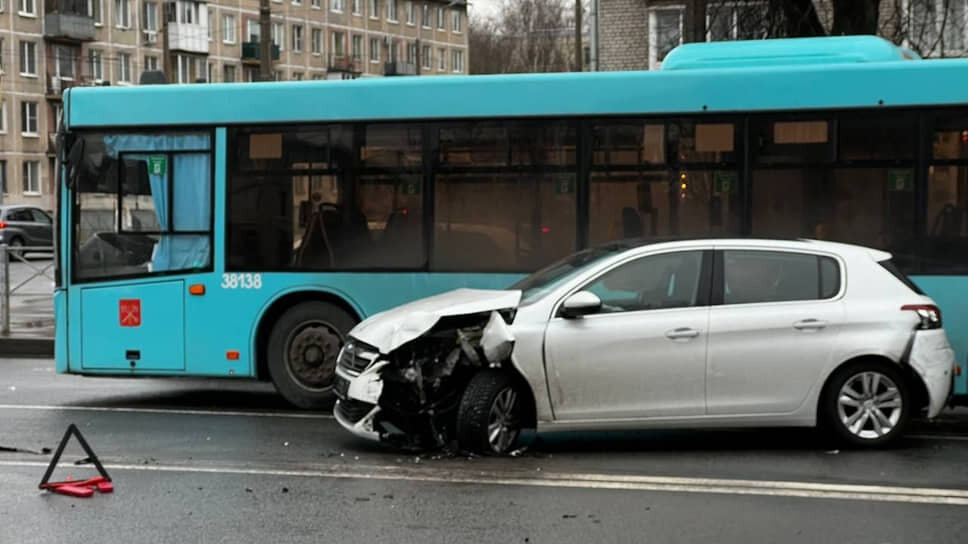 Последствия ДТП с участием двух автобусов в Петербурге.📷Фото: vk.com / spb_today