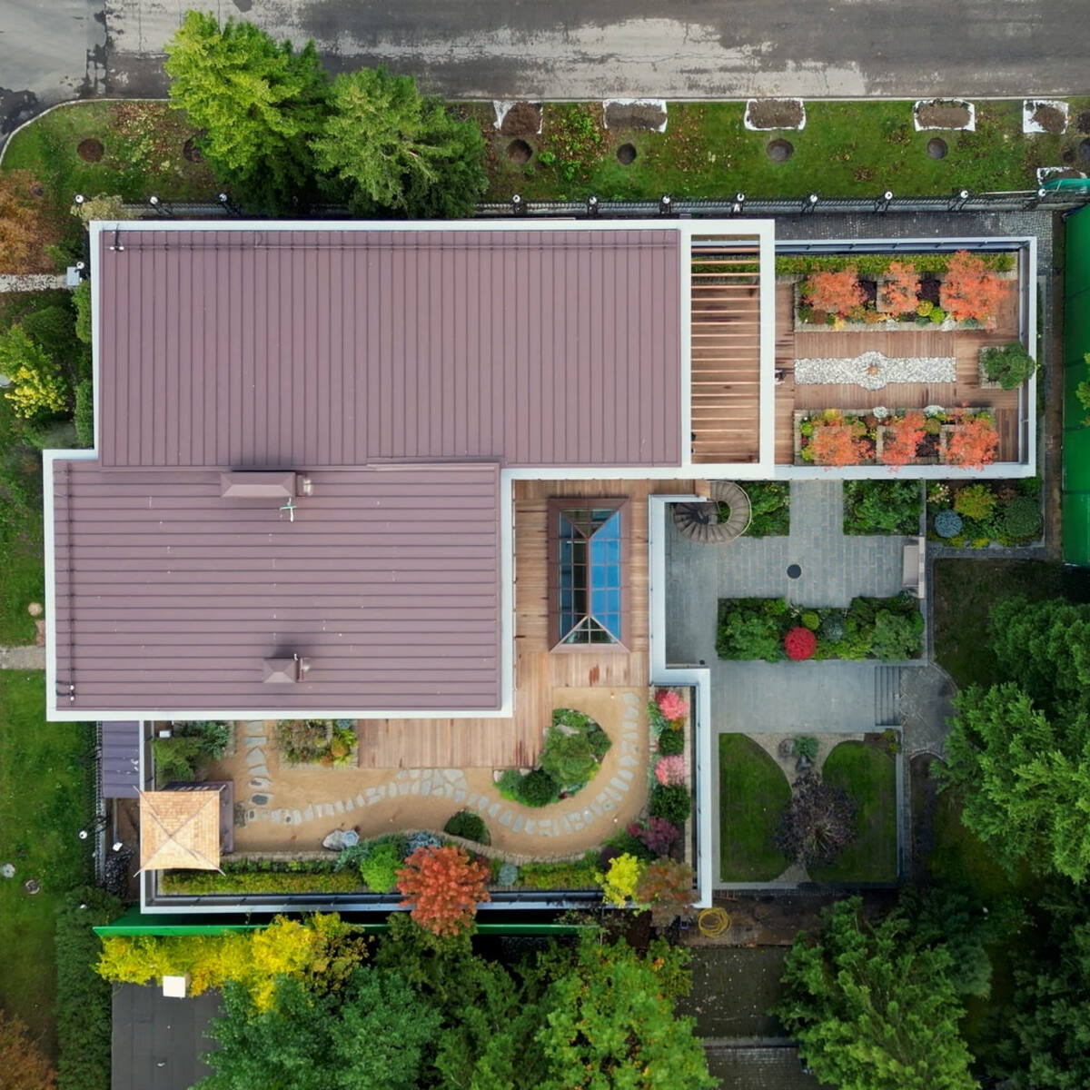 Красивое оформление сада на плоской кровле на одном из наших объектов.