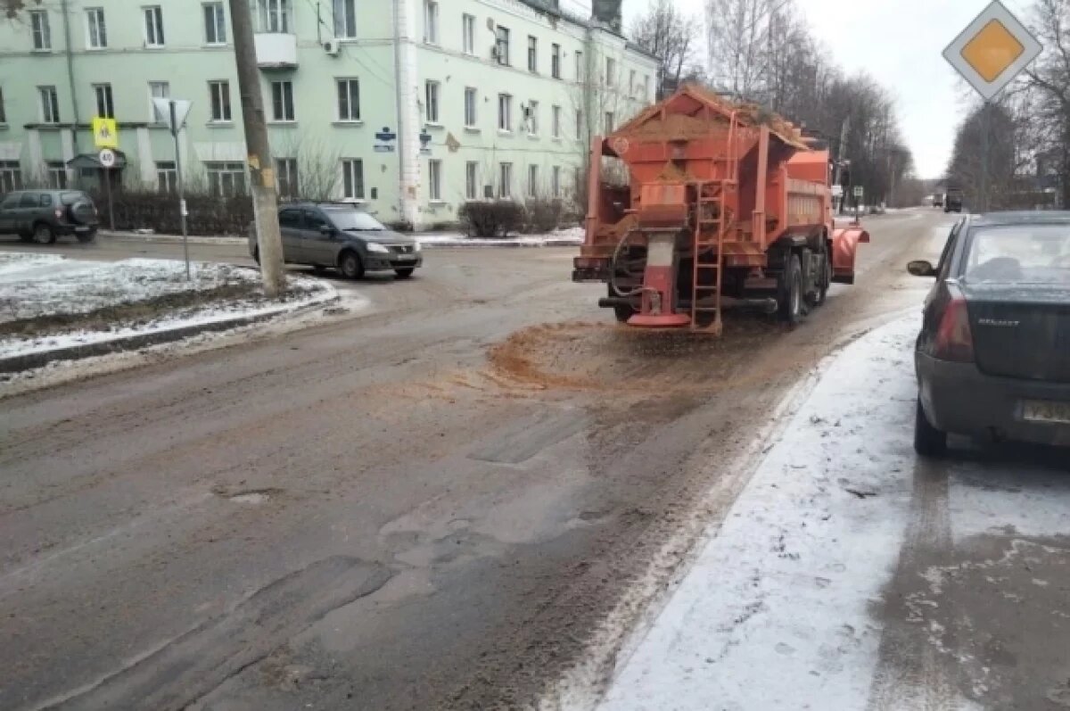    В городах Тульской области жалуются на разброску песка после потепления
