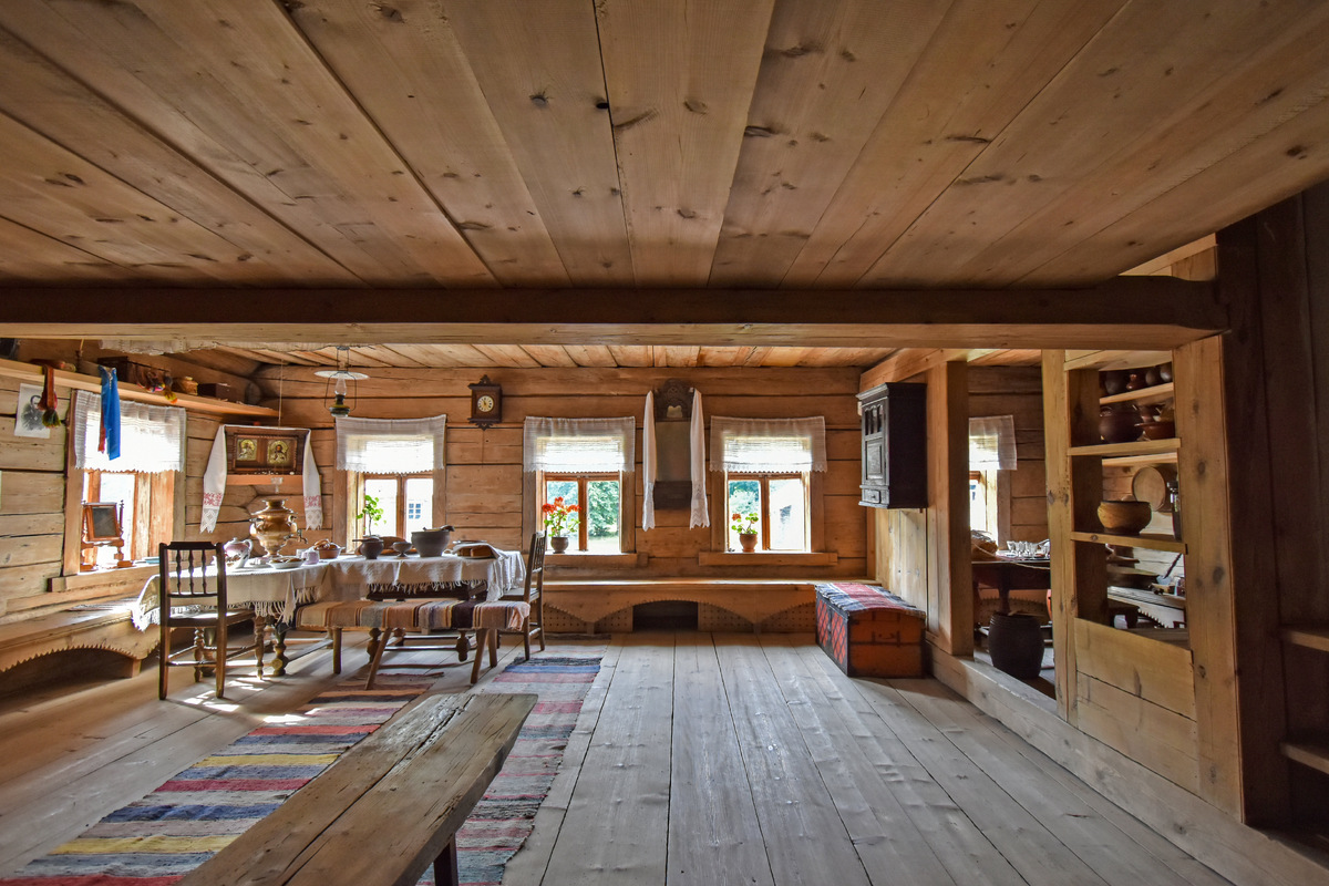 К воскресенью обязательно стелили на стол белую скатерть, а на пол — новые половики