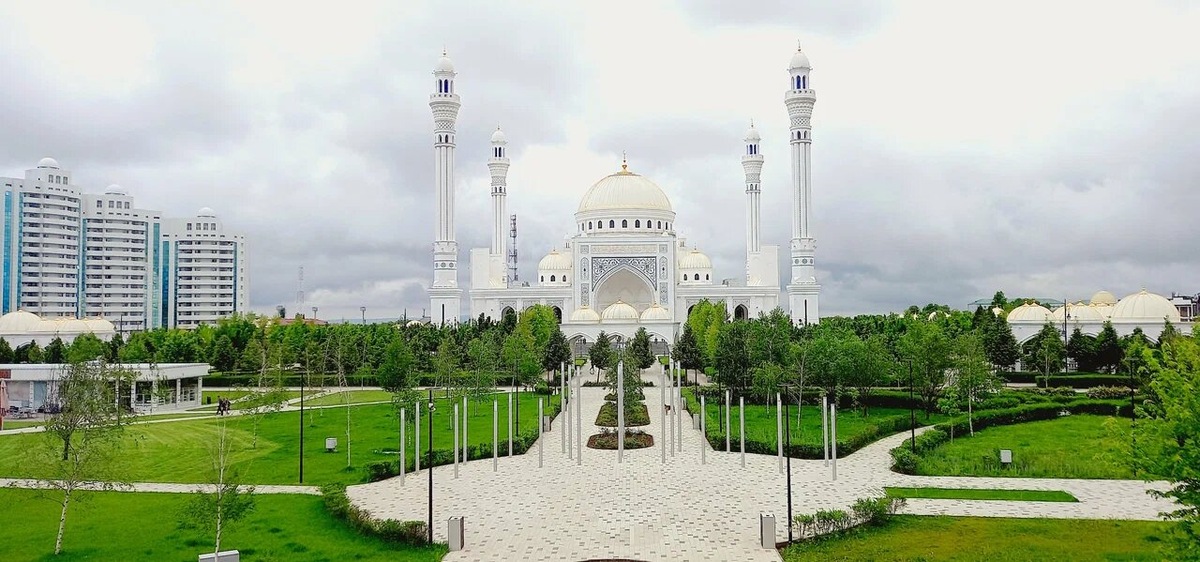 Белоснежная мечеть «Гордость мусульман» в Шали носит имя пророка Мухаммада. Фото: Пётр Фоминых / Яндекс Карты