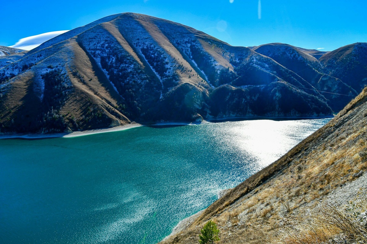 Высокогорное озеро Казеной-Ам — жемчужина Кавказа и обязательное место для посещения в Чечне. Фото: SnapSaga / Unsplash