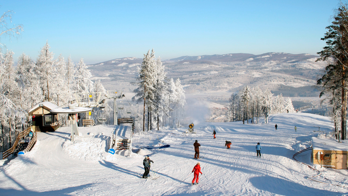На курорте 13 трасс, общая протяжённость — 15 километров. Перепады высот до 320 метров, поэтому спуски подойдут как начинающим, так и опытным лыжникам. Фото: Vlad D / Unsplash
