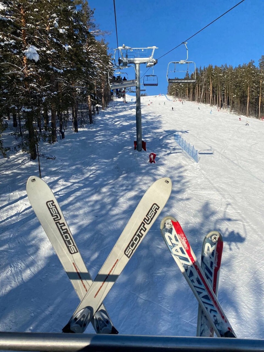 Стоимость дневного ски-пасса — 2700 рублей. За 800 рублей можно совершить экскурсионный подъём и познакомиться с трассами. Фото: Анна Королёва / Яндекс Карты
