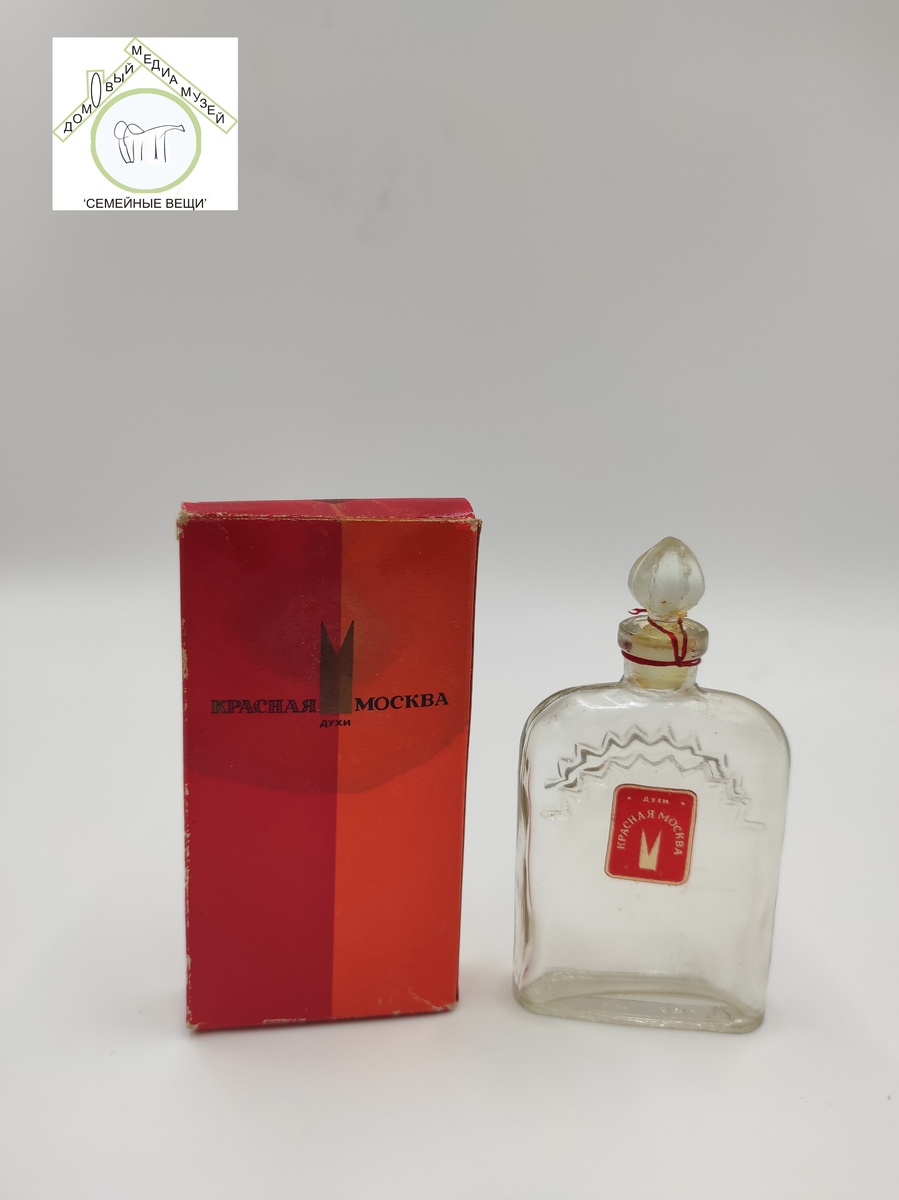 Флакон "Духи "Красная Москва". Фабрика "Новая Заря". ГОСТ 5.47-67. Группа А. Идея самого раннего дизайна флакона духов отдаленно напоминающего собор Василия Блаженного с пробкой-луковкой вероятно принадлежит штатному художнику Андрею Евсееву