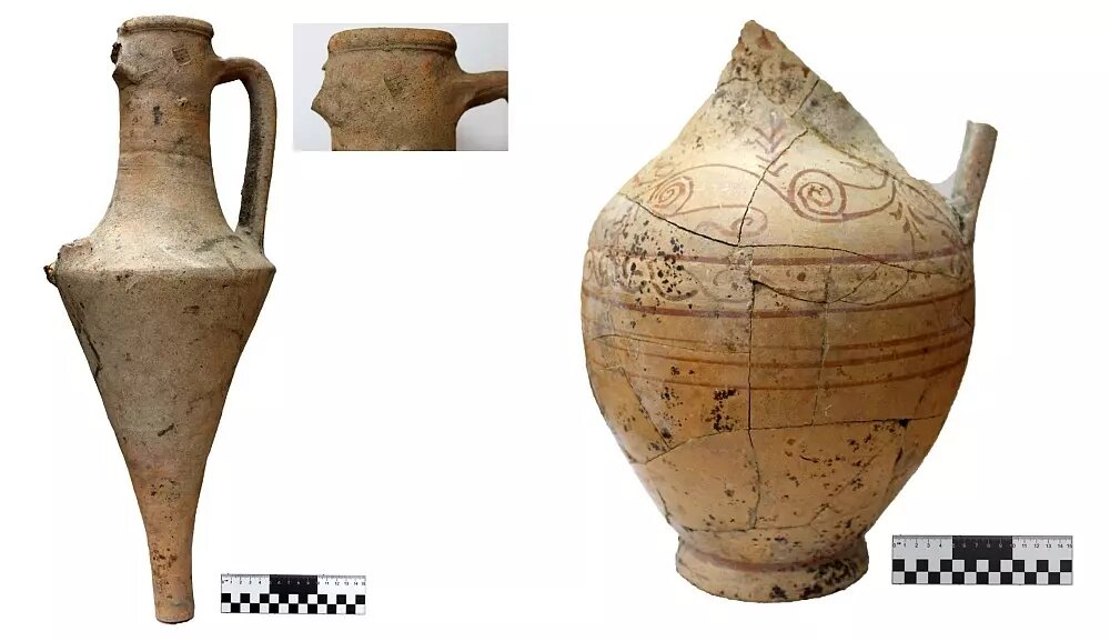 Амфора с фирменным клеймом автора (на фото слева). Отреставрированный кувшин с оригинальным растительным орнаментом (на фото справа).