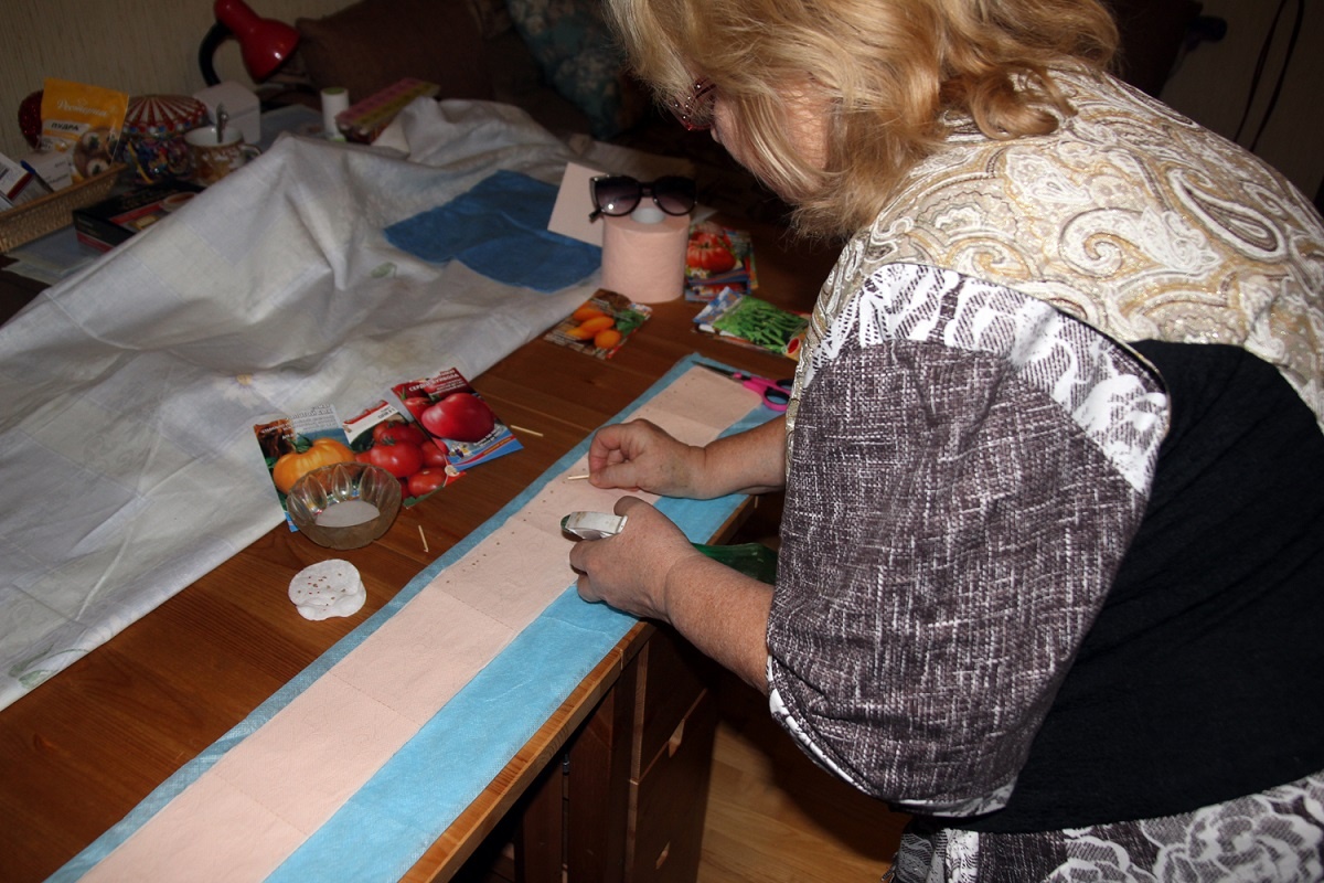    Мокрые семена легко прилипают к краю бумаги