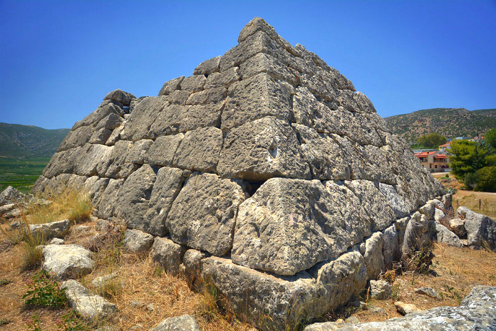 Пирамида в Эллиниконе. Сооружение построено из серого известняка. Размеры 7 на 9 метров
