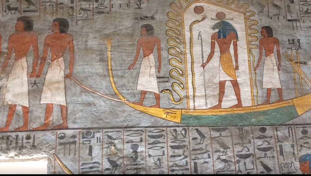 Бог солнца Ра путешествующий в своей лодке по подземному миру