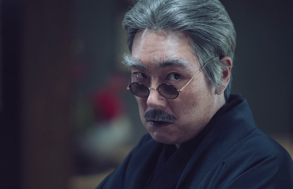 Чо Чин Ун во время фотосъёмок в Каннах запрыгнул на стойку с надписью «Каннский кинофестиваль» и позировал фотографам, уже сидя на ней. 