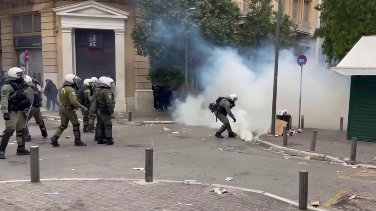 © РИА Новости
Полиция взрывает светошумовые гранаты и применяет слезоточивый газ на митинге в Афинах