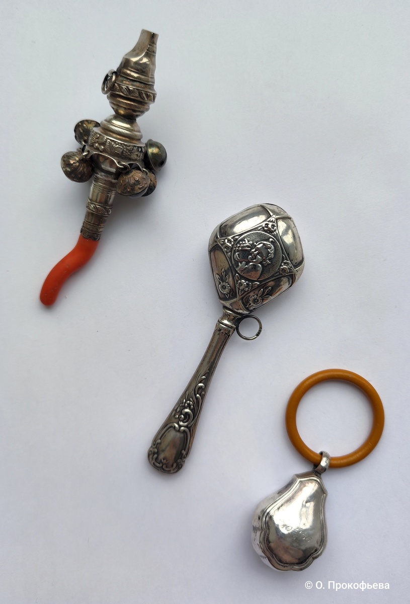 Погремушки из разных эпох. Сверху вниз: первая  из 1790-х, вторая — 1880-1890, а третья — 1936 год.