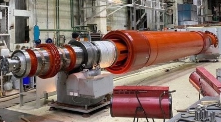 Ротор турбогенератора ТВМ-500-2У3 для энергоблока №10 Рефтинской ГРЭС длиной 12,6 метров и массой 60 тонн