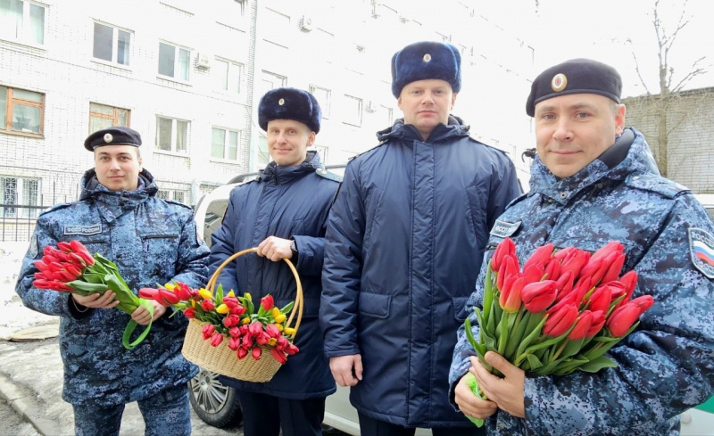    Судебные приставы нагрянули с цветами на станцию переливания крови в ПетрозаводскеУФССП Карелии