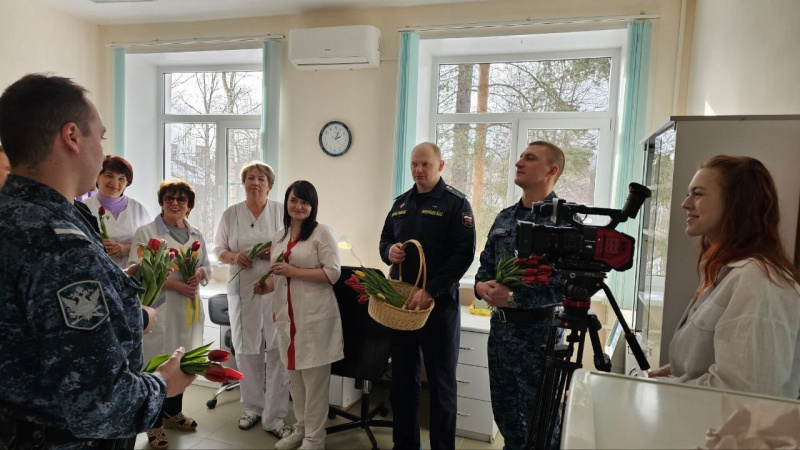    Судебные приставы нагрянули с цветами на станцию переливания крови в ПетрозаводскеУФССП Карелии