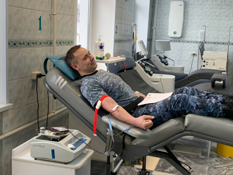    Судебные приставы нагрянули с цветами на станцию переливания крови в ПетрозаводскеУФССП Карелии