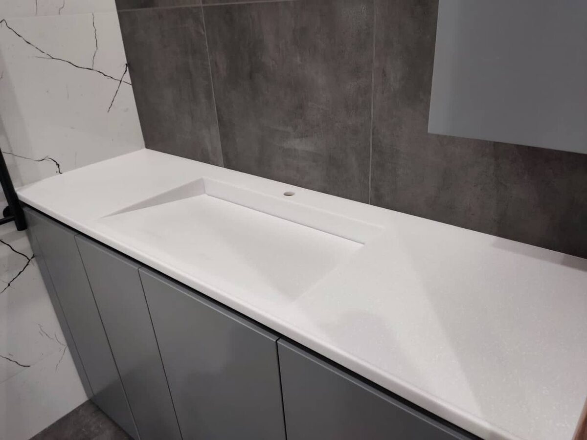 Умывальник белый