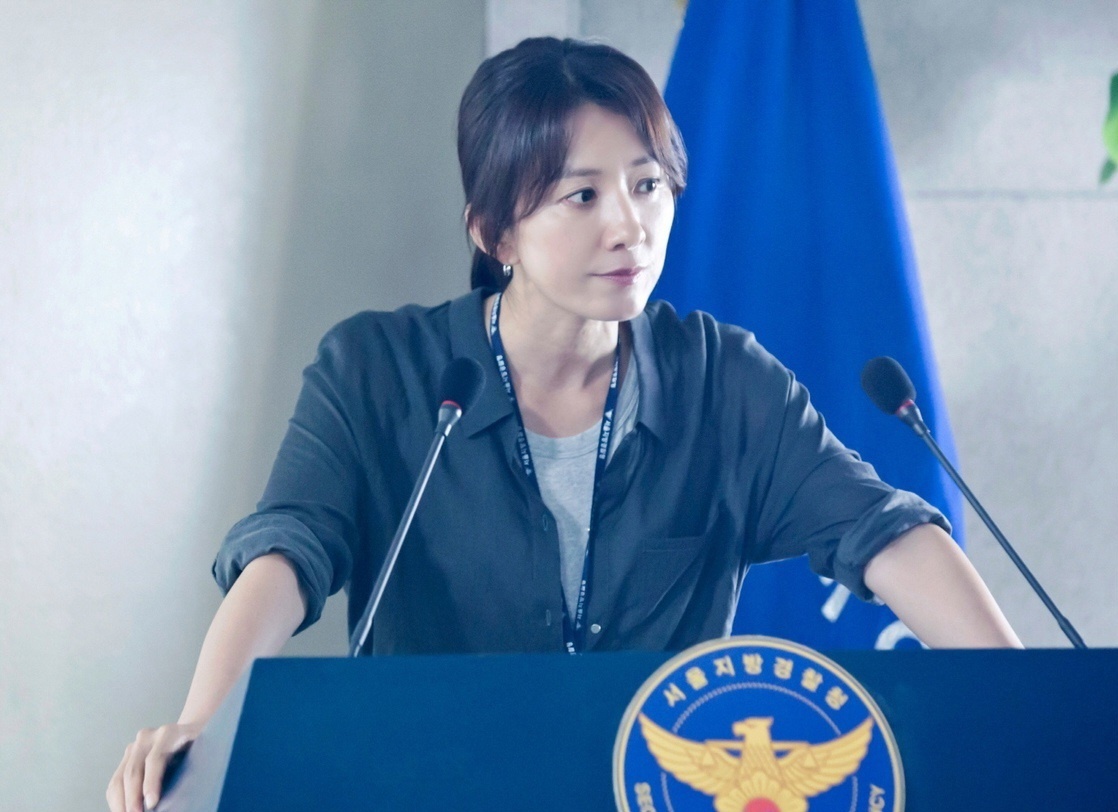 Кадр дорамы "Госпожа Коп"