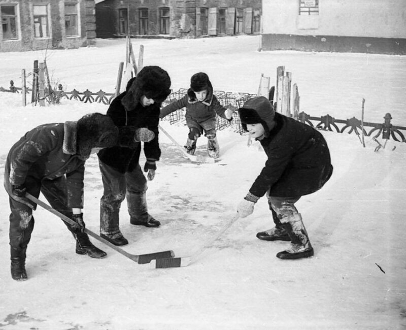 Дети проводили дни на улице, где у них была возможность играть, исследовать и учиться.