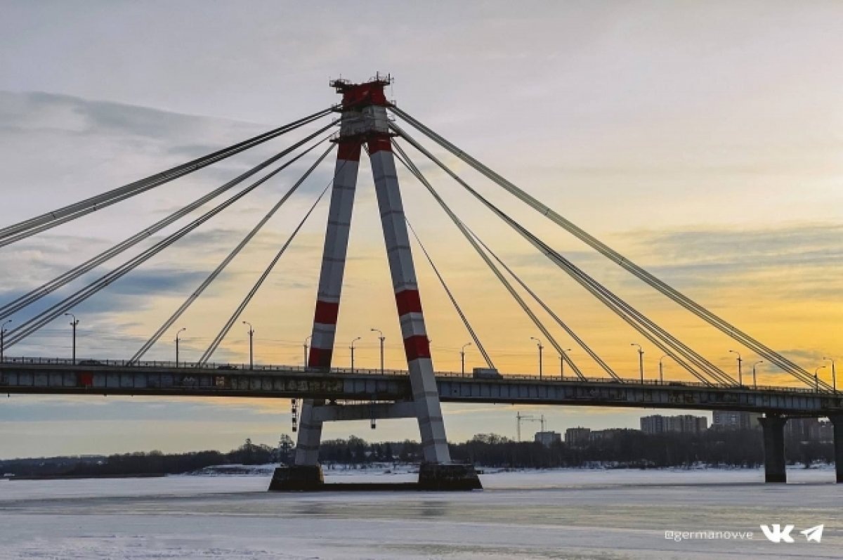 Один из символов Череповца - Октябрьский мост. Первый вантовый мост в СССР. Соединяет берега реки Шексны. Фото из открытых источников. 