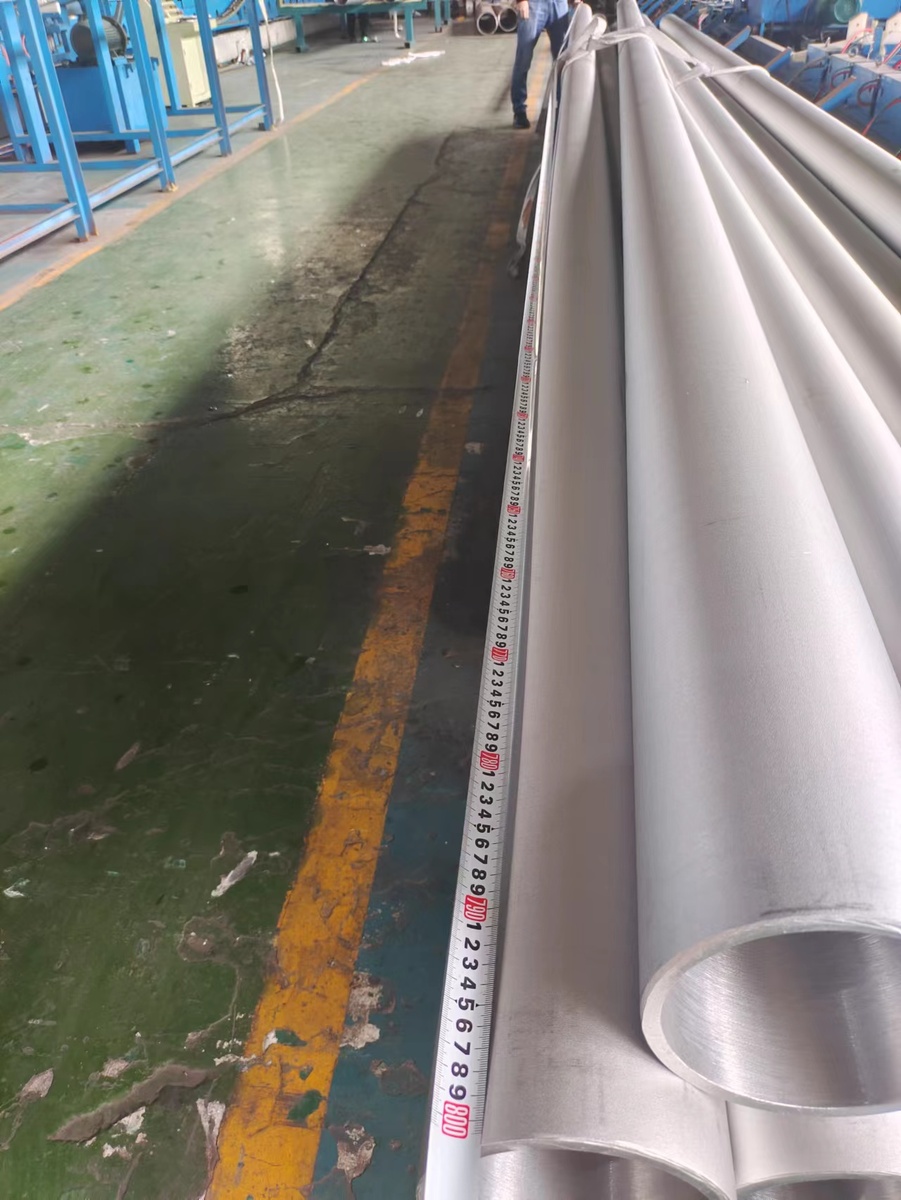  На фото измеряется длина трубы, все трубы должны быть 8-ми метровые, согласно требованиям Заказчика.