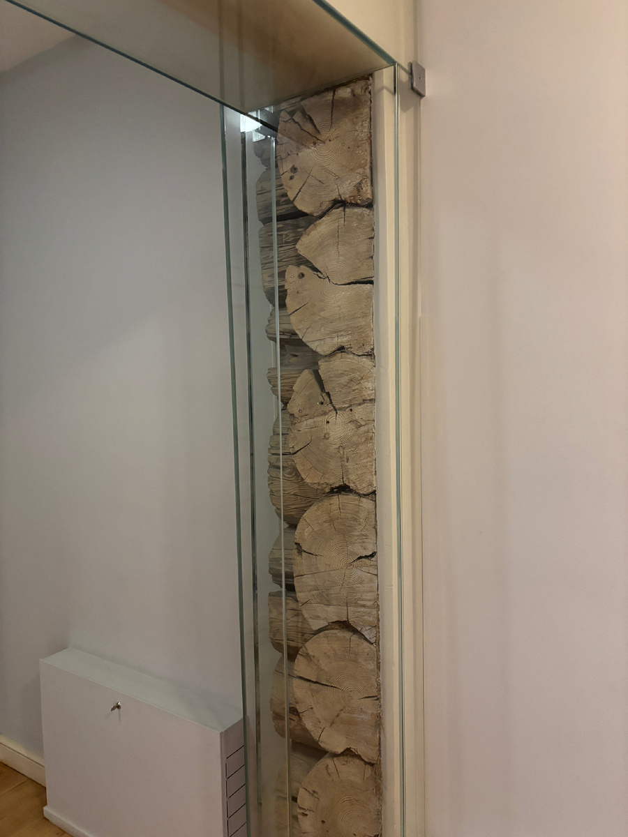 Фото автора. Повсюду в доме - окошечки в прошлое. Сруб начала девятнадцатого века, дерево удалось сохранить на девяносто процентов 