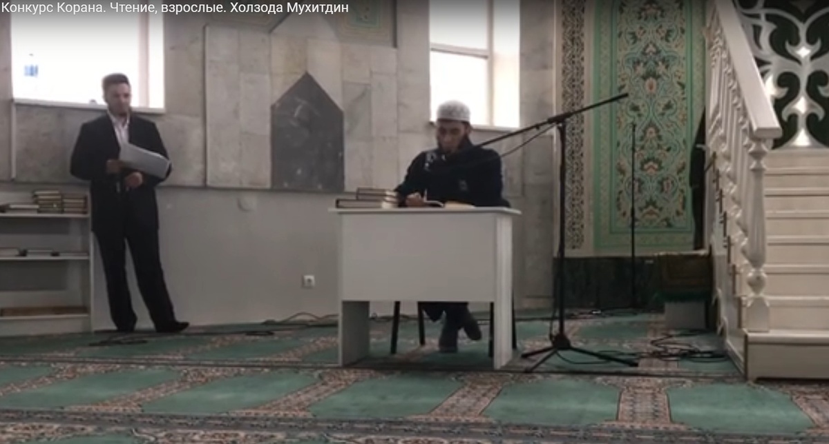 Мухиддин очень ярко читает Коран. Кадр из ролика в сети.
