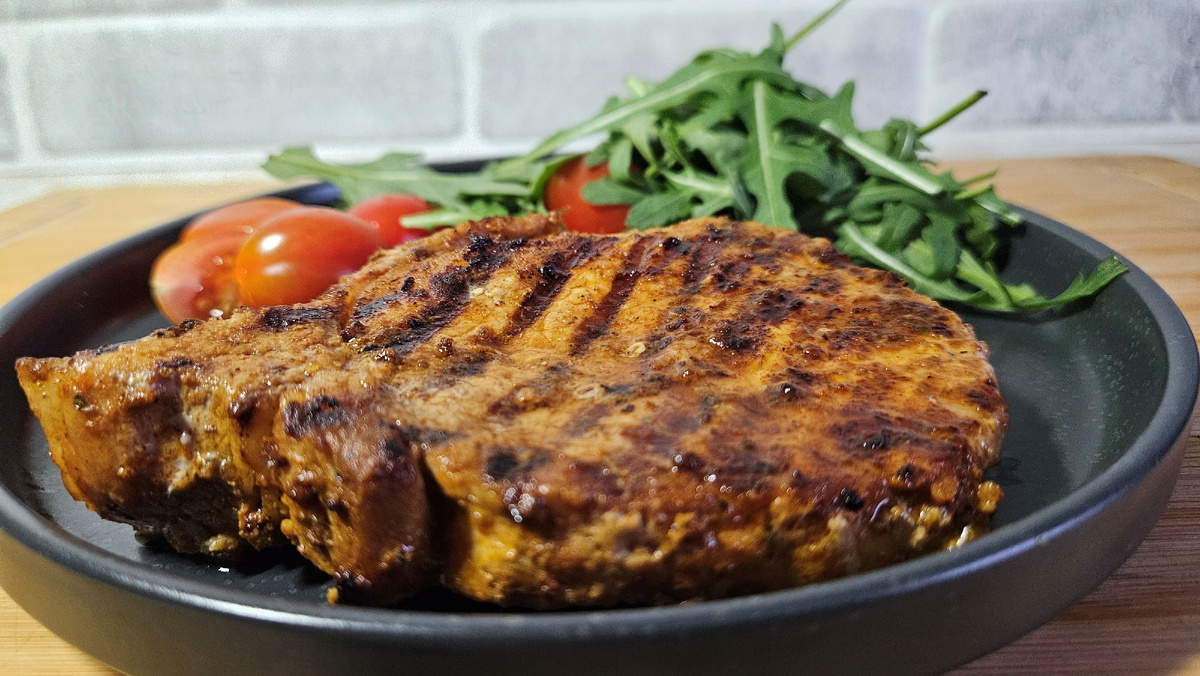 Приготовление стейка может быть простым и приятным процессом, если следовать нескольким основным советам и рецептам. Вот как можно приготовить вкусный стейк: